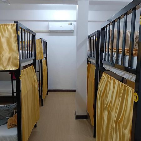 Silom Guesthouse Bangkok Bagian luar foto