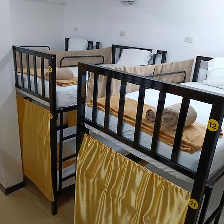 Silom Guesthouse Bangkok Bagian luar foto