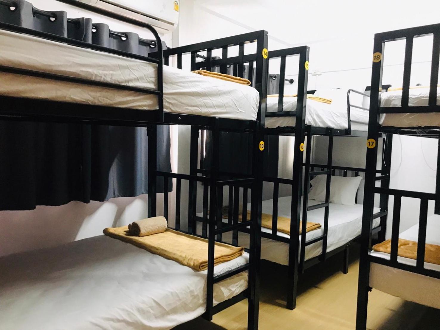 Silom Guesthouse Bangkok Bagian luar foto