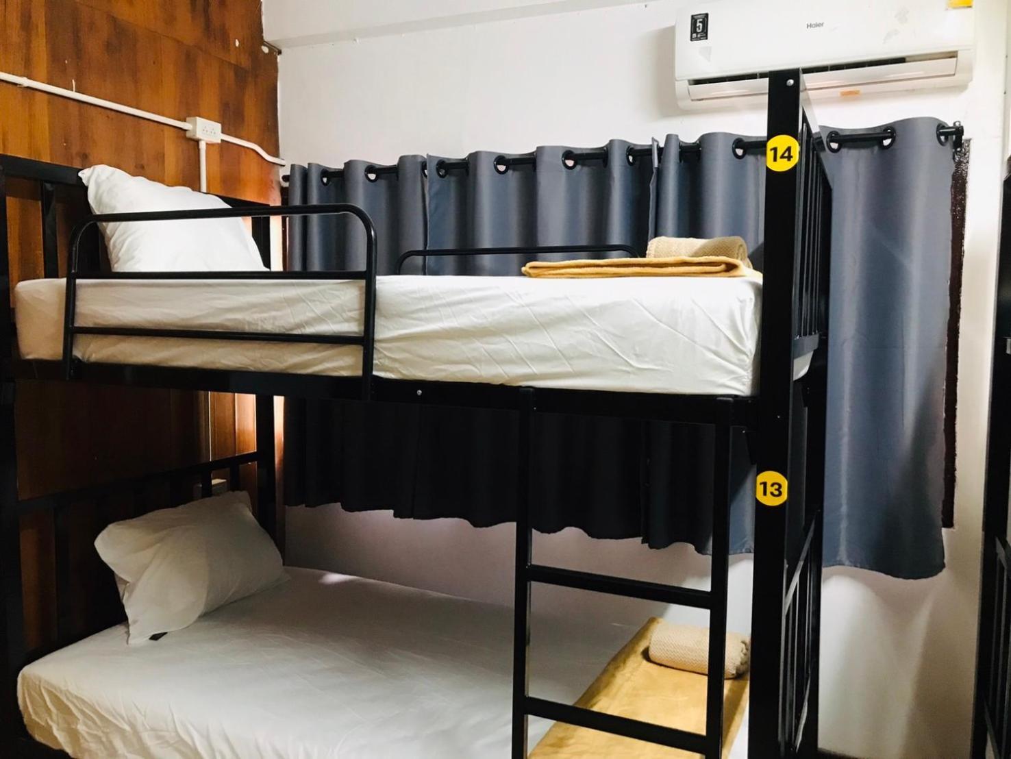 Silom Guesthouse Bangkok Bagian luar foto