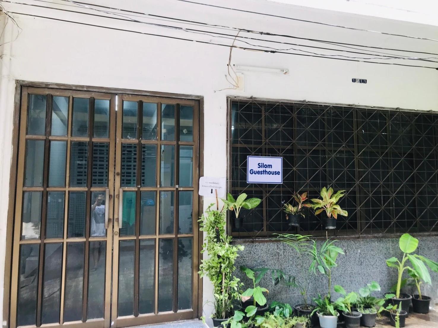 Silom Guesthouse Bangkok Bagian luar foto