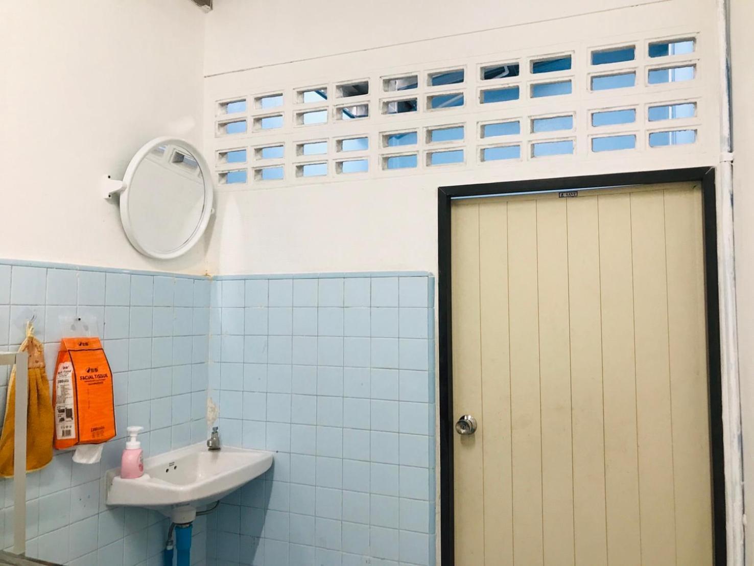 Silom Guesthouse Bangkok Bagian luar foto