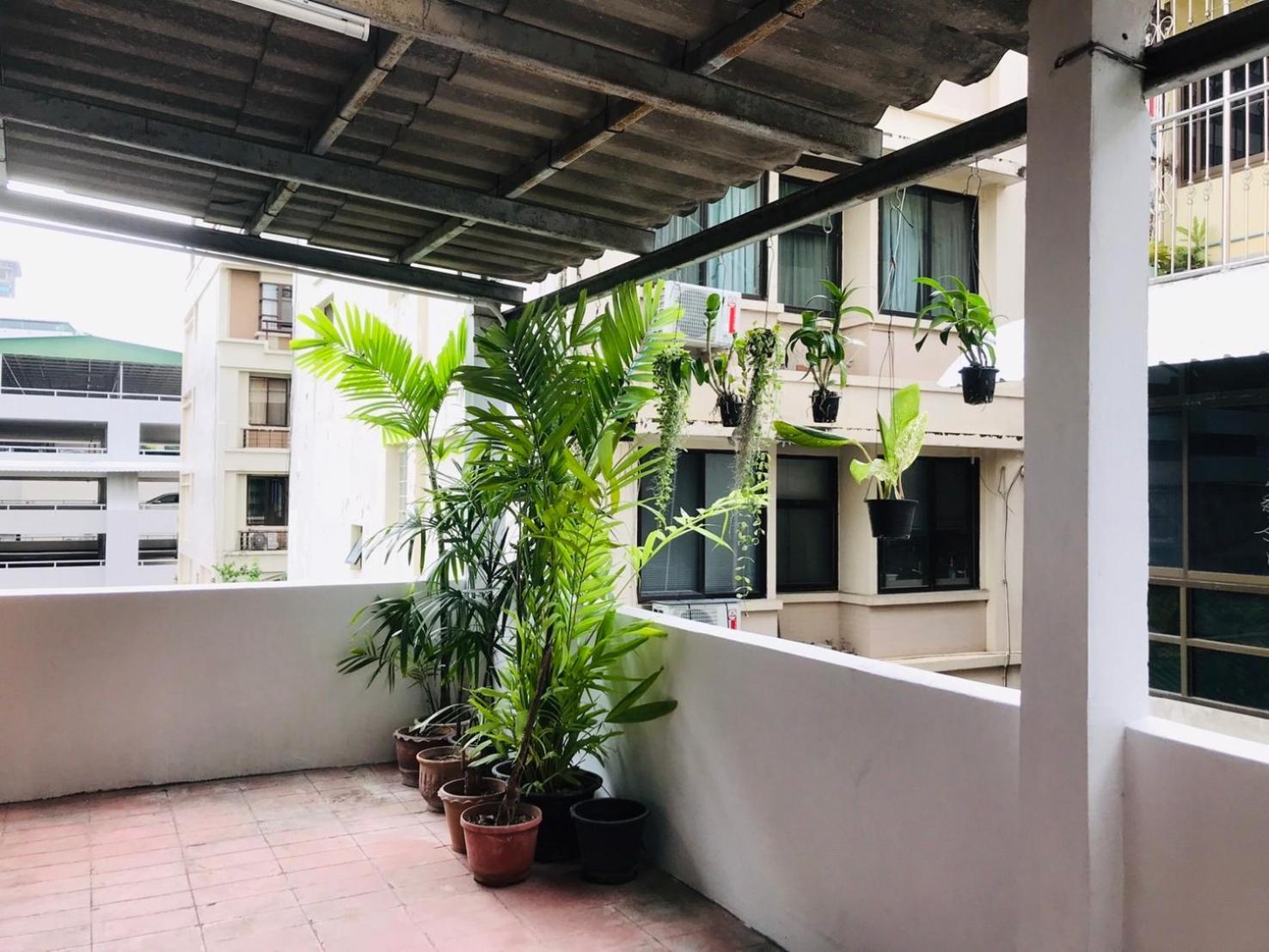 Silom Guesthouse Bangkok Bagian luar foto