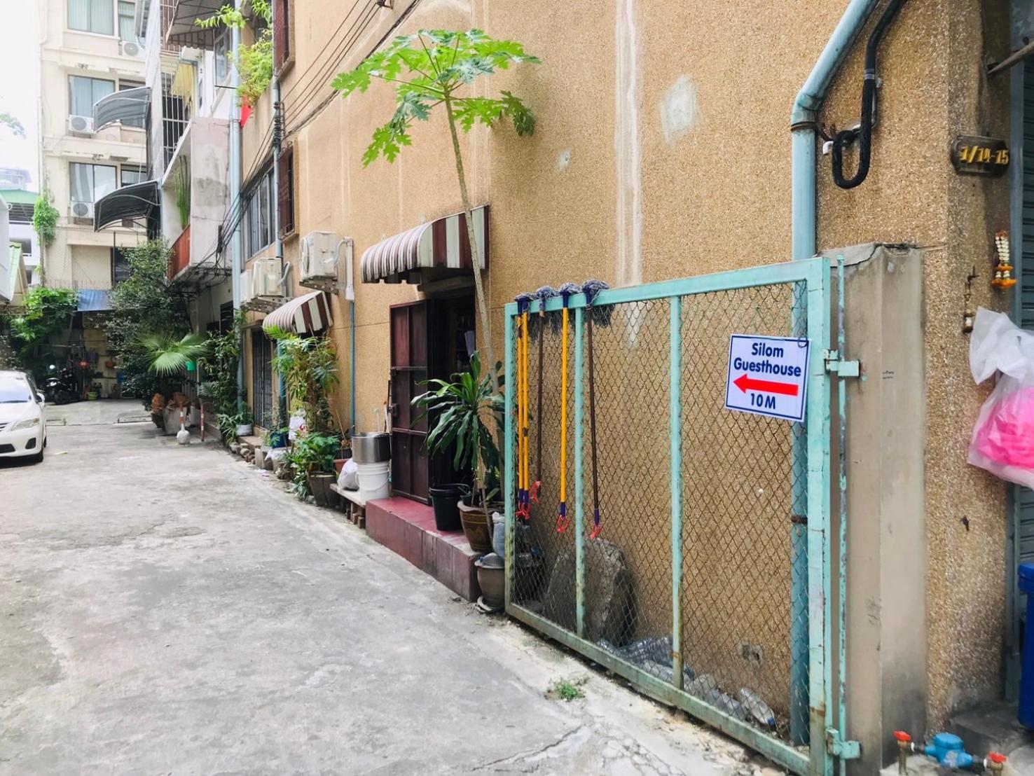 Silom Guesthouse Bangkok Bagian luar foto
