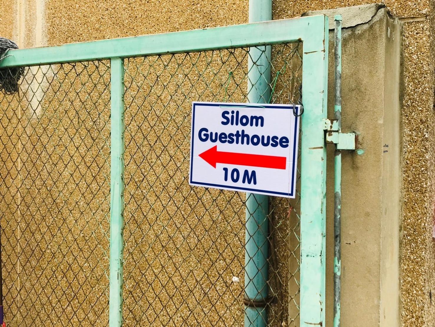 Silom Guesthouse Bangkok Bagian luar foto