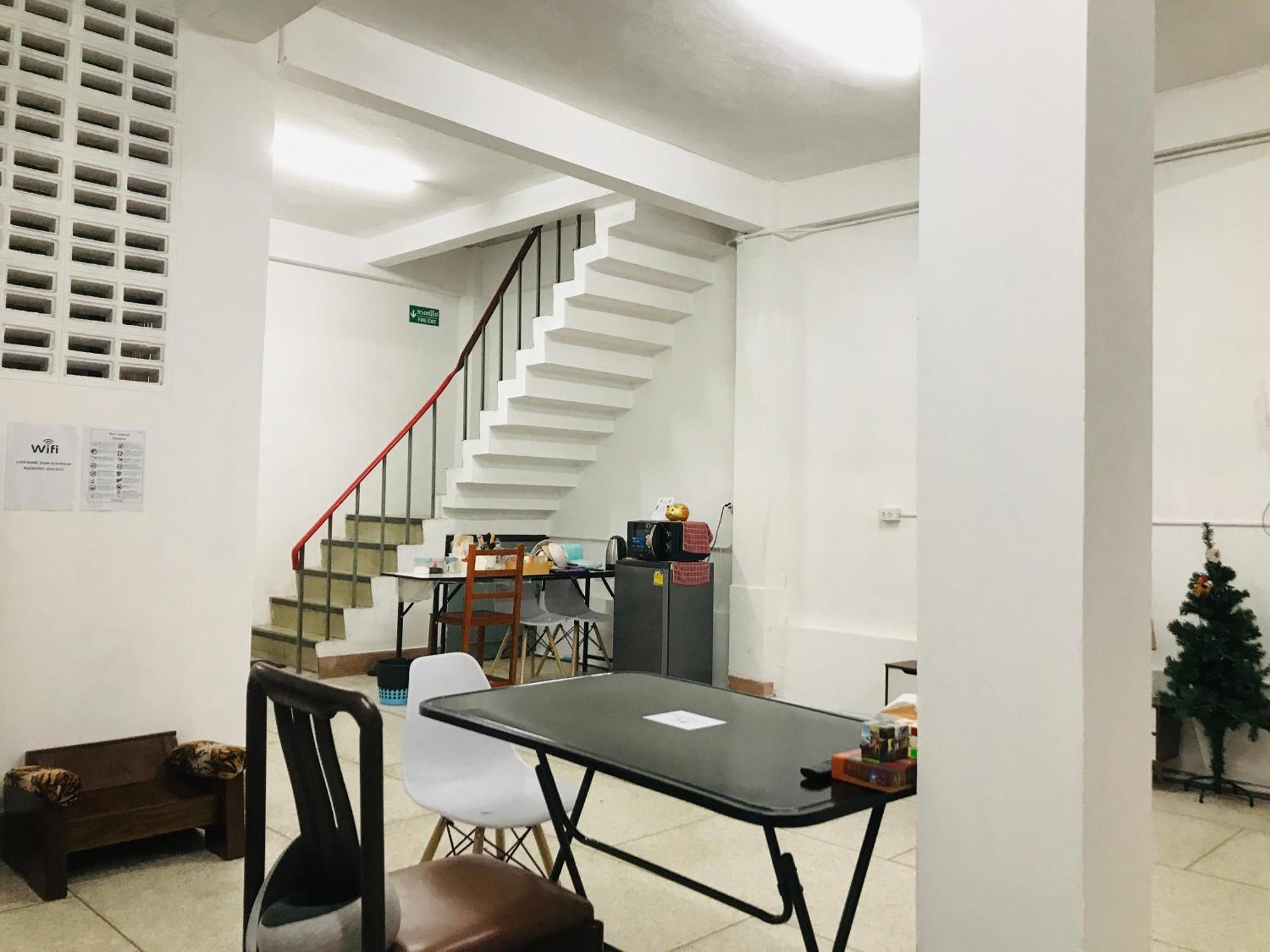 Silom Guesthouse Bangkok Bagian luar foto