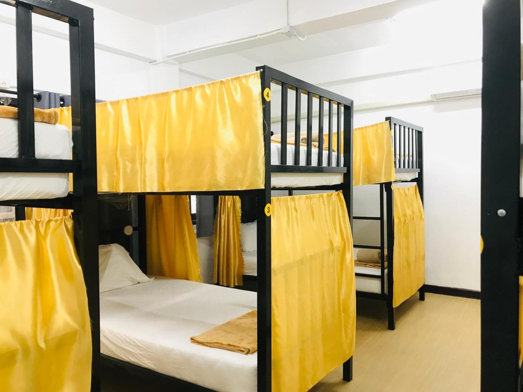 Silom Guesthouse Bangkok Bagian luar foto