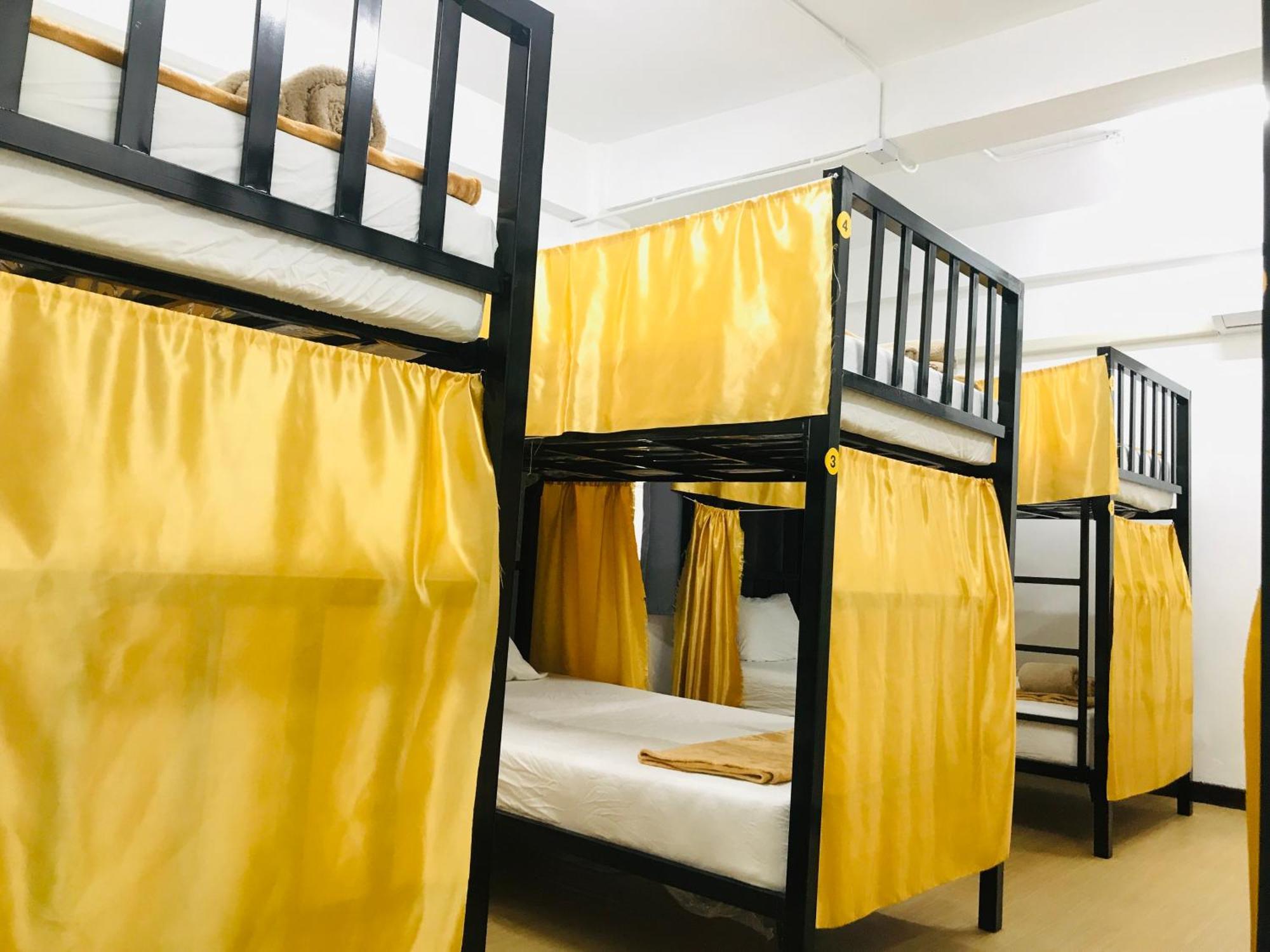 Silom Guesthouse Bangkok Bagian luar foto