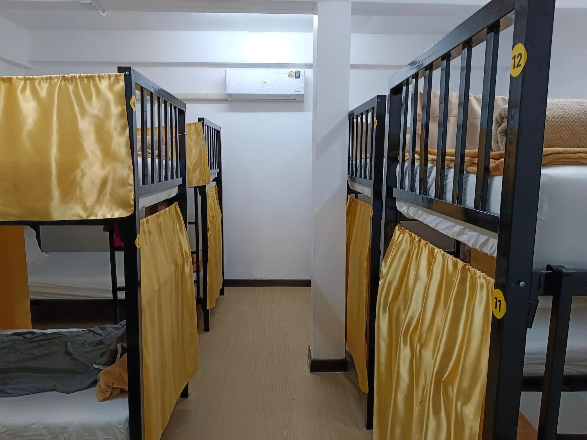Silom Guesthouse Bangkok Bagian luar foto