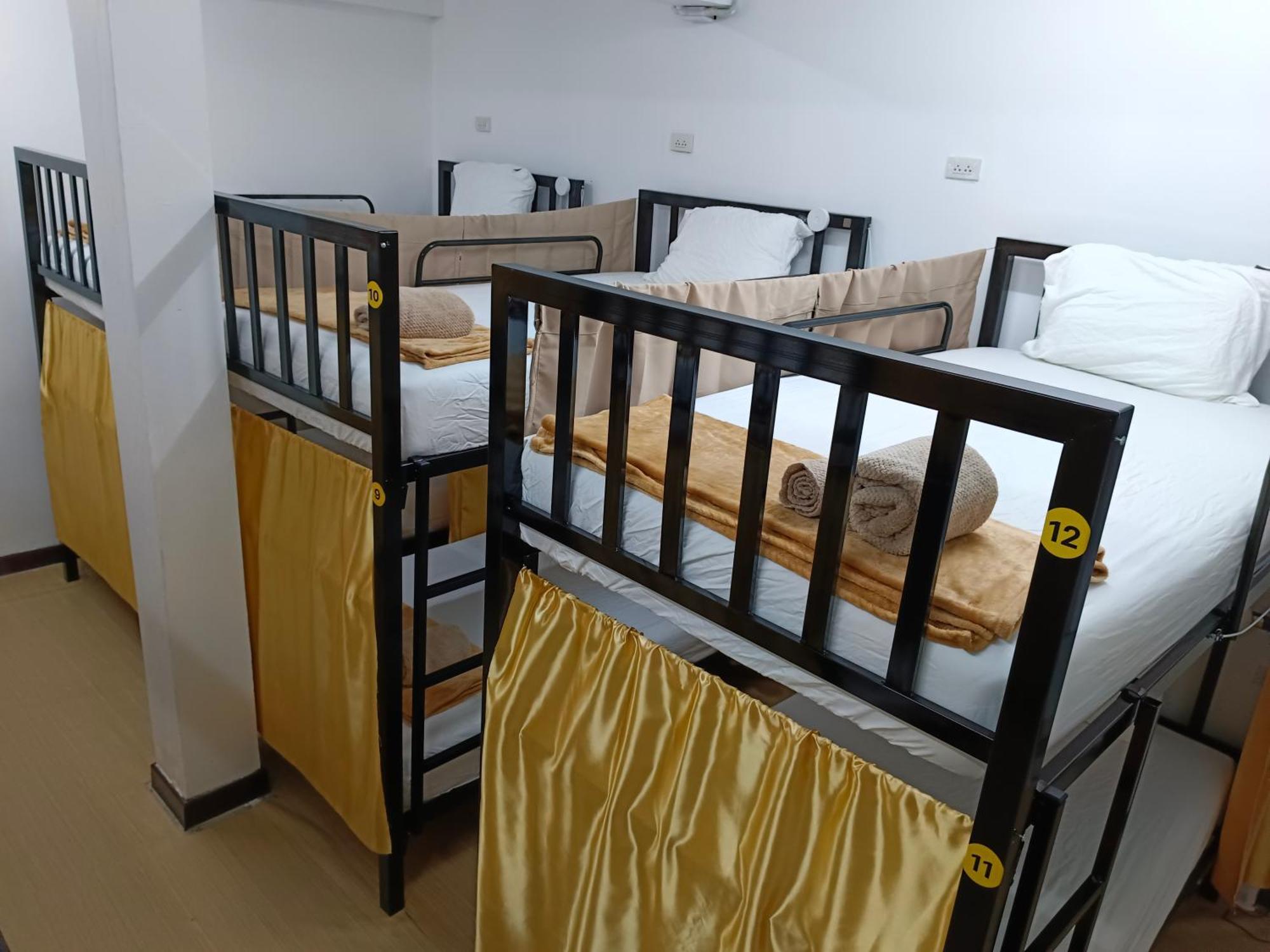 Silom Guesthouse Bangkok Bagian luar foto