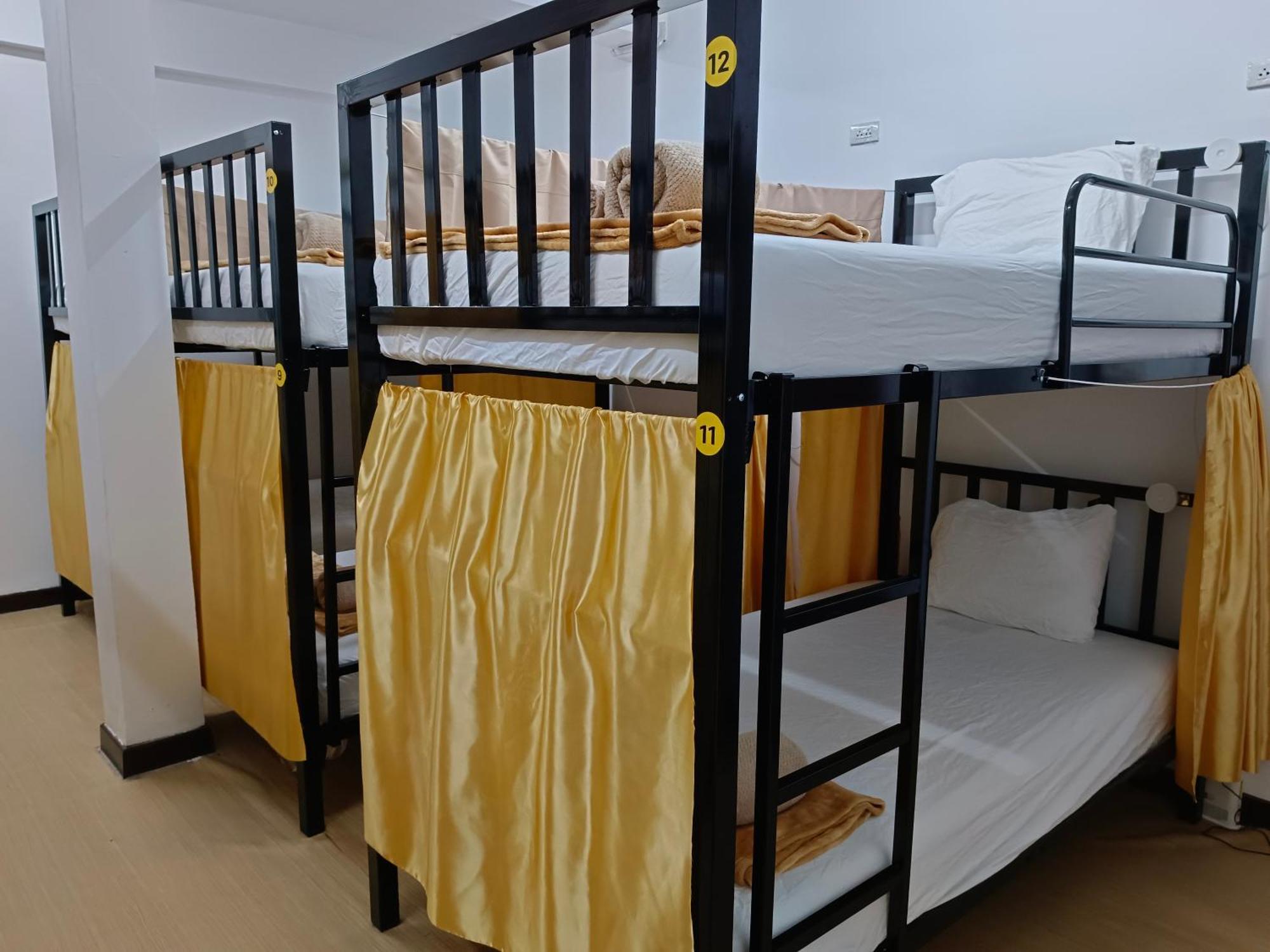 Silom Guesthouse Bangkok Bagian luar foto
