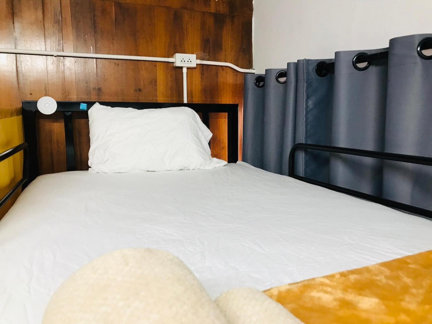 Silom Guesthouse Bangkok Bagian luar foto