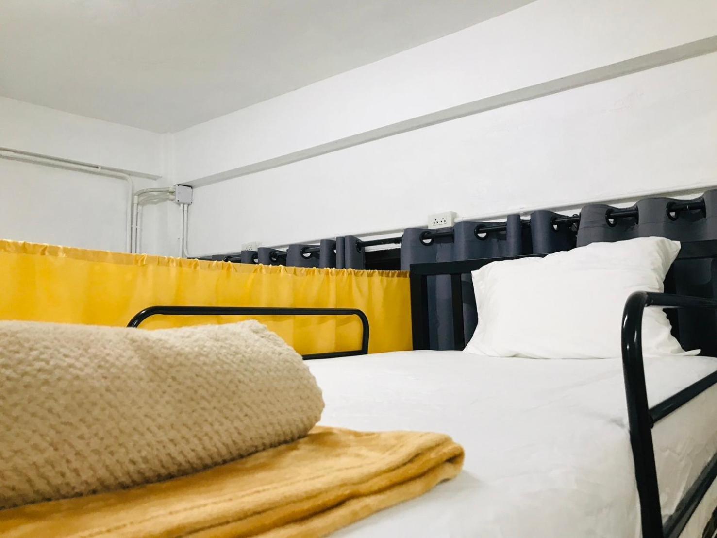 Silom Guesthouse Bangkok Bagian luar foto