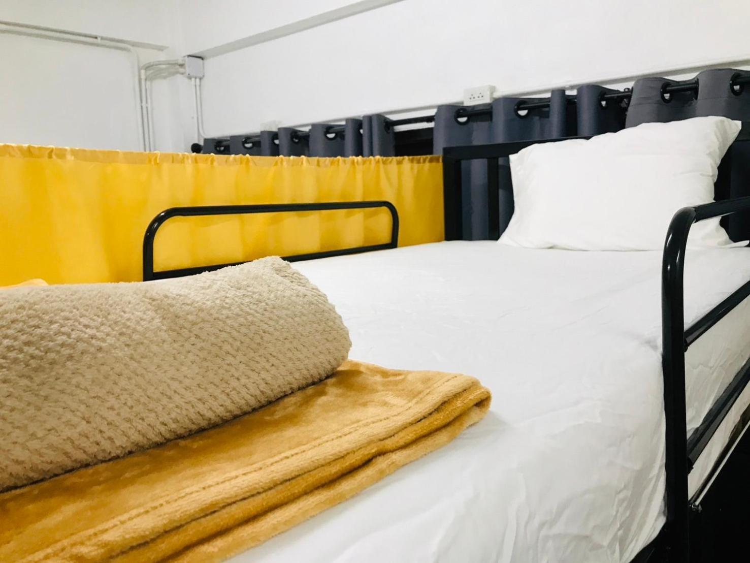 Silom Guesthouse Bangkok Bagian luar foto